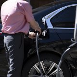 Les stations services Migrol et les parkings des magasins Migros vont installer plus de 2000 bornes de recharge en Suisse dans les années à venir. (archives)